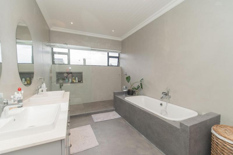 4 Bedroom Property for Sale in Kragga Kamma Eastern Cape
